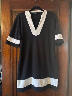 New York & Company Black and White V-Neck Shift Dress